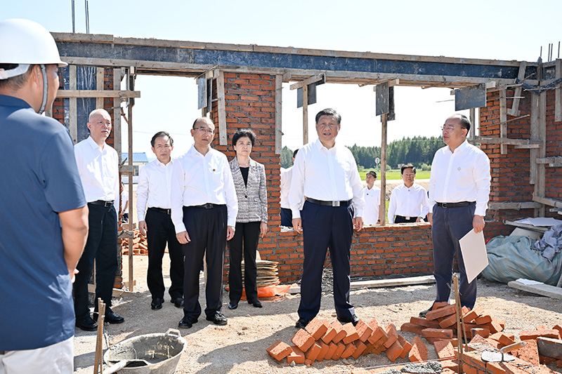 9月6日至8日，中共中央总书记、国度主席、中央军委主席习近平在黑龙江调查。这是7日上午，习近平在遭逢洪涝灾害的哈尔滨尚志市老街基乡龙王庙村，观察水毁房屋沉建情况。